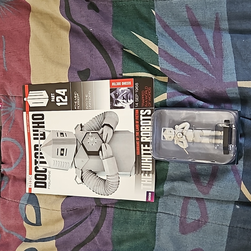 Eaglemoss Doctor Who Figurine of the White Robots from 1968 episode